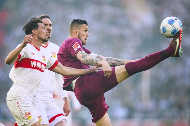 11 May 2025, Baden-Wuerttemberg, Stuttgart: Augsburg's Jeffrey Gouweleeuw (R) and Stuttgart's Pascal Stenzel battle for the ball during the German Bundesliga soccer match between VfB Stuttgart and FC Augsburg at MHPArena. Photo: Tom Weller/dpa - WICHTIGER HINWEIS: Gemäß den Vorgaben der DFL Deutsche Fußball Liga bzw. des DFB Deutscher Fußball-Bund ist es untersagt, in dem Stadion und/oder vom Spiel angefertigte Fotoaufnahmen in Form von Sequenzbildern und/oder videoähnlichen Fotostrecken zu verwerten bzw. verwerten zu lassen.