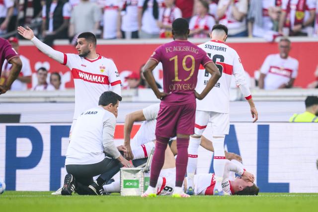 11 May 2025, Baden-Wuerttemberg, Stuttgart: Stuttgart's Angelo Stiller lies injured on the ground and receives treatment during the German Bundesliga soccer match between VfB Stuttgart and FC Augsburg at MHPArena. Photo: Tom Weller/dpa - WICHTIGER HINWEIS: Gemäß den Vorgaben der DFL Deutsche Fußball Liga bzw. des DFB Deutscher Fußball-Bund ist es untersagt, in dem Stadion und/oder vom Spiel angefertigte Fotoaufnahmen in Form von Sequenzbildern und/oder videoähnlichen Fotostrecken zu verwerten bzw. verwerten zu lassen.