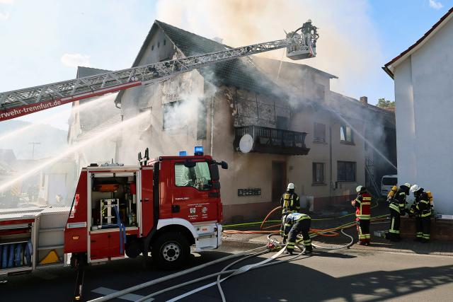 11 May 2025, Bavaria, Klingenberg: Firefighters extinguish a fire in an apartment building in the district of Miltenberg. Photo: Ralf Hettler/dpa - ACHTUNG: Hausnummer wurde(n) aus rechtlichen Gründen gepixelt