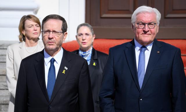 12 May 2025, Berlin: German President Frank-Walter Steinmeier (r) and his wife Elke Büdenbender (L) welcome Izchak Herzog (2-L), President of Israel, and his wife Michal Herzog (2nd from right) with military honors in front of Bellevue Palace. To mark the establishment of diplomatic relations between the Federal Republic of Germany and Israel 60 years ago, the Israeli President visits Germany and then the Federal President visits the State of Israel. Photo: Bernd von Jutrczenka/dpa