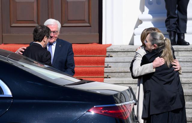 12 May 2025, Berlin: German President Frank-Walter Steinmeier (2-L) and his wife Elke Buedenbender (2nd from right) welcome Izchak Herzog (L), President of Israel, and his wife Michal Herzog (R) with military honors in front of Bellevue Palace. To mark the establishment of diplomatic relations between the Federal Republic of Germany and Israel 60 years ago, the Israeli President visits Germany and then the Federal President visits the State of Israel. Photo: Bernd von Jutrczenka/dpa