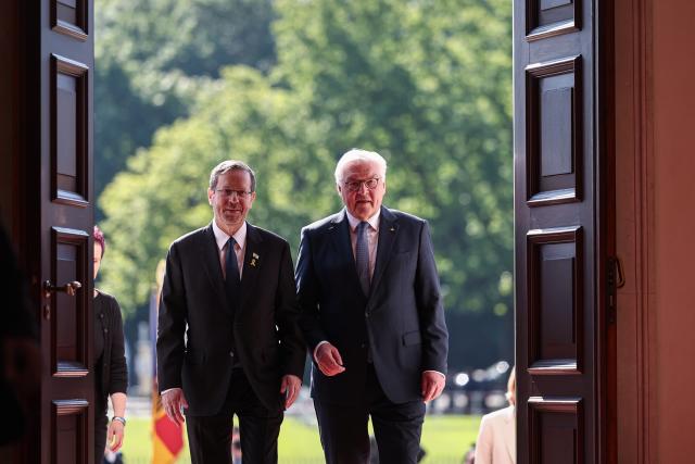 12 May 2025, Berlin: Federal President Frank-Walter Steinmeier (r) and Izchak Herzog, President of Israel, arrive at Bellevue Palace. The Israeli President visits Germany to mark the establishment of diplomatic relations between the Federal Republic of Germany and Israel 60 years ago. Photo: Bernd von Jutrczenka/dpa