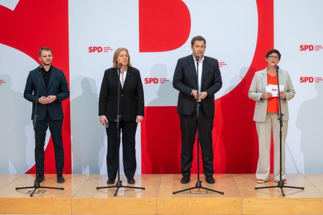 12 May 2025, Berlin: (L-R) Tim Klüssendorf, Baerbel Bas, Federal Minister of Labor, Lars Klingbeil, Federal Minister of Finance and Vice Chancellor and Saskia Esken, Social Democratic Party (SPD) Co-Party Leader, stand at a press conference. German Labour Minister Baerbel Bas has been nominated to become co-leader of the Social Democratic Party (SPD). Photo: Christophe Gateau/dpa