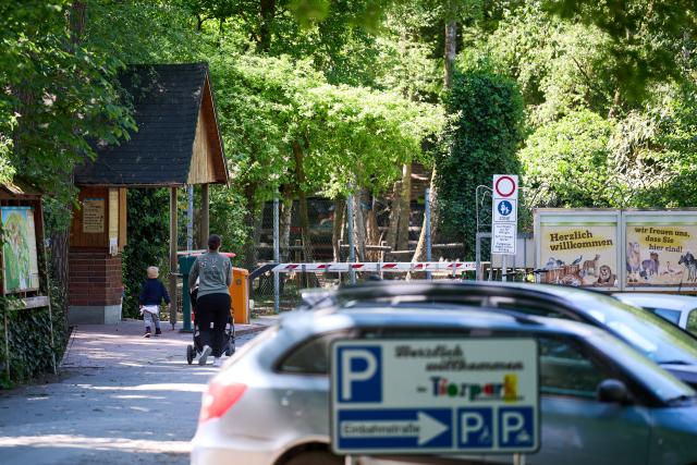 12 May 2025, North Rhine-Westphalia, Delbrueck: The entrance and parking lot to Nadermann Zoo. In an accident at a small zoo in Delbrueck near Paderborn on Monday morning, an employee was bitten and injured by a tiger. Photo: Bernd Thissen/dpa