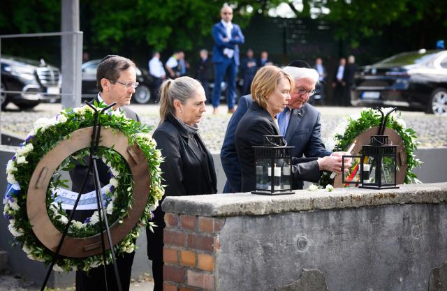 12 May 2025, Berlin: German President Frank-Walter Steinmeier (R) and his wife Elke Buedenbender visit the "Track 17" memorial with Israel's President Izchak Herzog and his wife Michal Herzog for a joint commemoration. Photo: Bernd von Jutrczenka/dpa