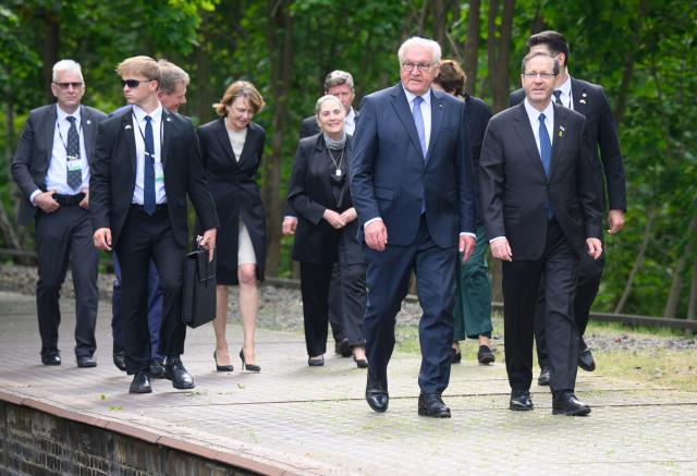 12 May 2025, Berlin: German President Frank-Walter Steinmeier (2nd R) and his wife Elke Buedenbender visit the "Track 17" memorial with Israel's President Izchak Herzog and his wife Michal Herzog for a joint commemoration. Photo: Bernd von Jutrczenka/dpa