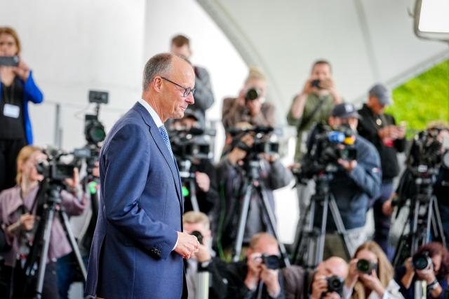 12 May 2025, Berlin: German Chancellor Friedrich Merz waits to receive Israeli President Izchak Herzog ahead of their meeting in front of the Federal Chancellery. Photo: Kay Nietfeld/dpa