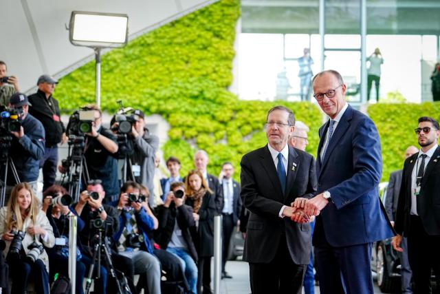 12 May 2025, Berlin: German Chancellor Friedrich Merz (R) receives Israeli President Izchak Herzog ahead of their meeting in front of the Federal Chancellery. Photo: Kay Nietfeld/dpa