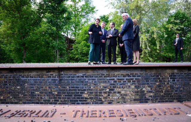 12 May 2025, Berlin: German President Frank-Walter Steinmeier and his wife Elke Buedenbender visit the "Track 17" memorial with Israel's President Izchak Herzog and his wife Michal Herzog for a joint commemoration and are shown around the site by Richard Lutz, CEO of Deutsche Bahn AG, and Susanne Kill, head of Deutsche Bahn's historical collection. Photo: Bernd von Jutrczenka/dpa