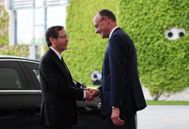 12 May 2025, Berlin: German Chancellor Friedrich Merz (R) receives Israeli President Izchak Herzog ahead of their meeting in front of the Federal Chancellery. Photo: Hannes P. Albert/dpa