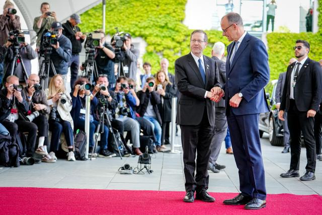 12 May 2025, Berlin: German Chancellor Friedrich Merz (R) receives Israeli President Izchak Herzog ahead of their meeting in front of the Federal Chancellery. Photo: Kay Nietfeld/dpa
