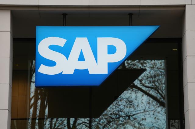 FILED - 11 November 2024, Hamburg: The logo of the software company SAP hangs on the facade of a site in Hamburg. Photo: Marcus Brandt/dpa