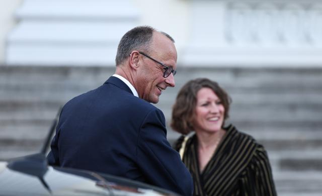 12 May 2025, Berlin: Germany Chancellor Friedrich Merz (L) and his wife Charlotte Merz arrive at Bellevue Palace for a dinner in honor of the Israel's President and his wife. Photo: Hannes P. Albert/dpa