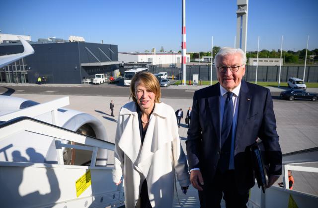 13 May 2025, Brandenburg, Schoenefeld: German President Frank-Walter Steinmeier and his wife Elke Buedenbender board a Bundeswehr air force aircraft at the military section of Berlin Brandenburg Airport to fly to Tel Aviv. Photo: Bernd von Jutrczenka/dpa