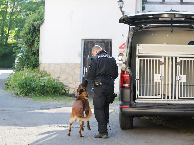 13 May 2025, Thuringia, Gera: Police officers search a building with members of the dog squadron after the Federal Minister of the Interior banned the Reichsbürger group "Kingdom of Germany". "Reich Citizens" do not recognize the Federal Republic of Germany as a state. The police searched buildings in Baden-Württemberg, Lower Saxony, North Rhine-Westphalia, Rhineland-Palatinate, Saxony, Saxony-Anhalt and Thuringia. Photo: Bodo Schackow/dpa