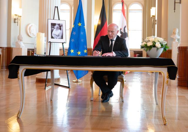 13 May 2025, Berlin: Berlin's Governing Mayor Kai Wegner signs the book of condolence that was placed in the Rotes Rathaus following the death of Berlin's honorary citizen and Holocaust witness Margot Friedlaender. Photo: Jennifer Brückner/dpa