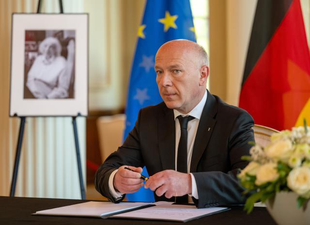 13 May 2025, Berlin: Berlin's Governing Mayor Kai Wegner signs the book of condolence that was placed in the Rotes Rathaus following the death of Berlin's honorary citizen and Holocaust witness Margot Friedlaender. Photo: Soeren Stache/dpa