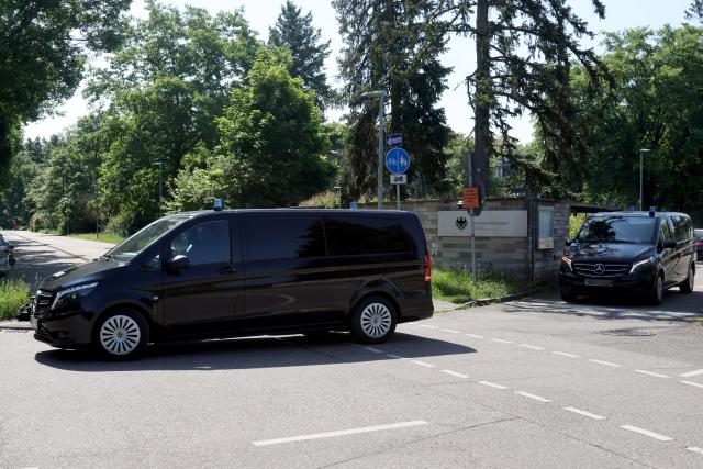 13 May 2025, Thuringia, Gera: Police officers leave the grounds of the Federal Court of Justice in vehicles after the German Interior Minister banned the Reichsbuerger group "Kingdom of Germany." Four suspected ringleaders are expected to appear before an investigating judge. Photo: Philipp von Ditfurth/dpa