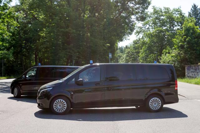 13 May 2025, Thuringia, Gera: Police officers leave the grounds of the Federal Court of Justice in vehicles after the German Interior Minister banned the Reichsbuerger group "Kingdom of Germany." Four suspected ringleaders are expected to appear before an investigating judge. Photo: Philipp von Ditfurth/dpa