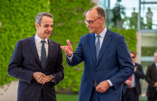 13 May 2025, Berlin: German Chancellor Friedrich Merz (R) welcomes Greek Prime Minister Kyriakos Mitsotakis with military honors in front of the German Chancellery. Photo: Michael Kappeler/dpa