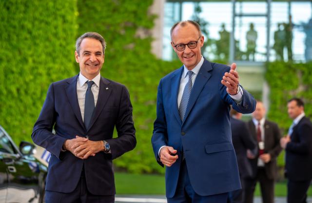 13 May 2025, Berlin: German Chancellor Friedrich Merz (R) welcomes Greek Prime Minister Kyriakos Mitsotakis with military honors in front of the German Chancellery. Photo: Michael Kappeler/dpa