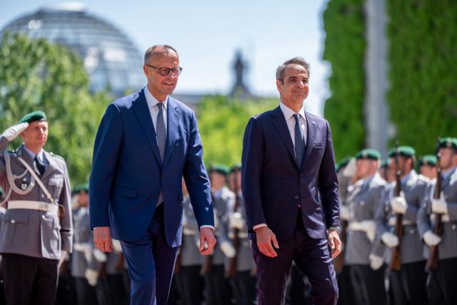 13 May 2025, Berlin: German Chancellor Friedrich Merz (L) welcomes Greek Prime Minister Kyriakos Mitsotakis with military honors in front of the German Chancellery. Photo: Michael Kappeler/dpa