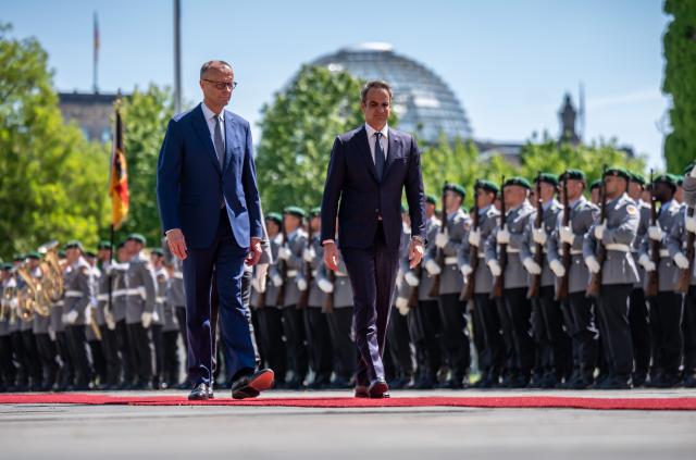 13 May 2025, Berlin: German Chancellor Friedrich Merz (L) welcomes Greek Prime Minister Kyriakos Mitsotakis with military honors in front of the German Chancellery. Photo: Michael Kappeler/dpa