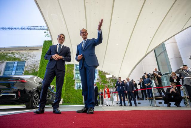 13 May 2025, Berlin: German Chancellor Friedrich Merz (R) welcomes Greek Prime Minister Kyriakos Mitsotakis with military honors in front of the German Chancellery. Photo: Michael Kappeler/dpa