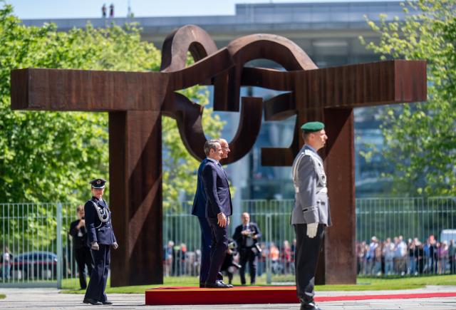 13 May 2025, Berlin: German Chancellor Friedrich Merz (R) welcomes Greek Prime Minister Kyriakos Mitsotakis with military honors in front of the German Chancellery. Photo: Michael Kappeler/dpa
