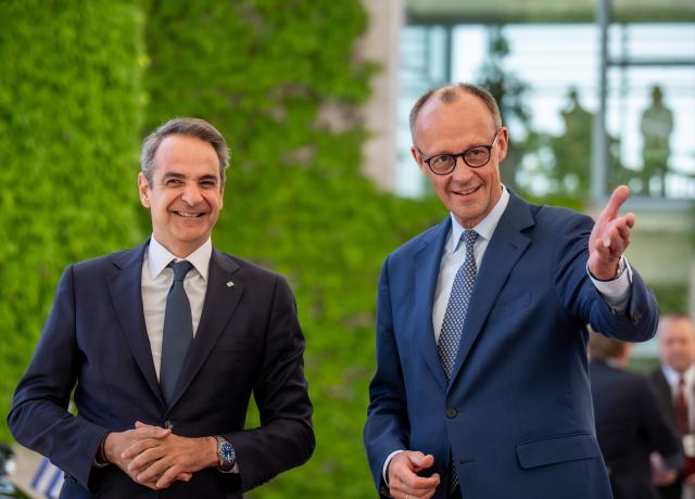 13 May 2025, Berlin: German Chancellor Friedrich Merz (R) welcomes Greek Prime Minister Kyriakos Mitsotakis with military honors in front of the German Chancellery. Photo: Michael Kappeler/dpa