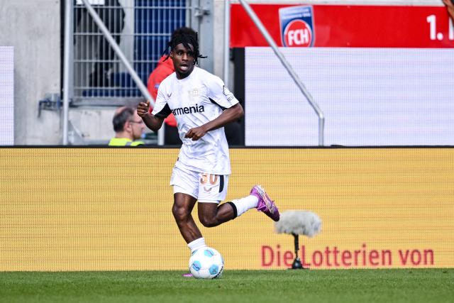 FILED - 05 April 2025, Baden-Wuerttemberg, Heidenheim: Bayer Leverkusen's Jeremie Frimpong in action during the German Bundesliga soccer match between FC Heidenheim and Bayer Leverkusen at Voith-Arena. Full back Jeremie Frimpong is reportedly the next man to leave Bayer Leverkusen as he has been heavily linked with a move to Premier League champions Liverpool. Photo: Harry Langer/dpa - WICHTIGER HINWEIS: Gemäß den Vorgaben der DFL Deutsche Fußball Liga bzw. des DFB Deutscher Fußball-Bund ist es untersagt, in dem Stadion und/oder vom Spiel angefertigte Fotoaufnahmen in Form von Sequenzbildern und/oder videoähnlichen Fotostrecken zu verwerten bzw. verwerten zu lassen.