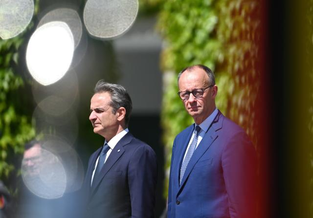 13 May 2025, Berlin: German Chancellor Friedrich Merz (R) welcomes Greek Prime Minister Kyriakos Mitsotakis with military honors in front of the German Chancellery. Photo: Katharina Kausche/dpa
