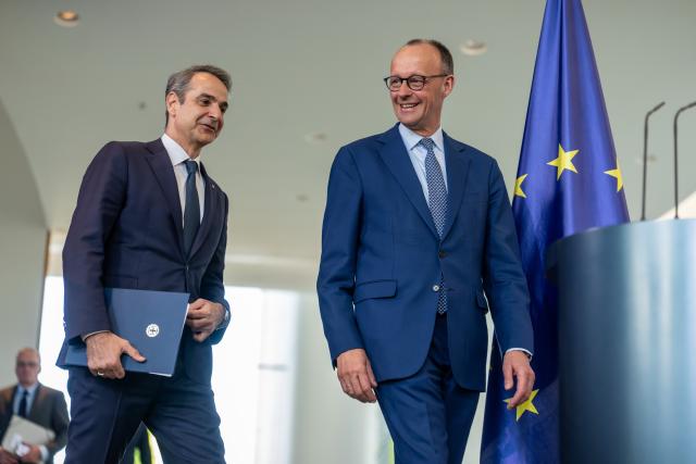 13 May 2025, Berlin: German Chancellor Friedrich Merz (R) and Greek Prime Minister Kyriakos Mitsotakis arrive for a joint press conference following their talks at the German Chancellery. Photo: Michael Kappeler/dpa