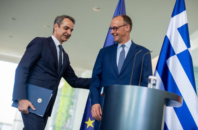 13 May 2025, Berlin: German Chancellor Friedrich Merz (R) and Greek Prime Minister Kyriakos Mitsotakis arrive for a joint press conference following their talks at the German Chancellery. Photo: Michael Kappeler/dpa