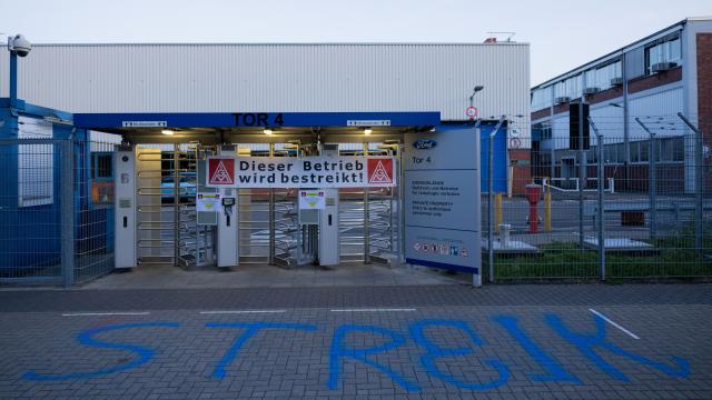 14 May 2025, North Rhine-Westphalia, Cologne: The word "strike" is written on the street in front of Gate 4 during the first strike in the history of the Ford plants in Cologne. A strike is taking place for the first time at the Ford plants in Cologne. The protest action against planned job cuts at the site with 11,500 employees is to begin on Wednesday morning and last until the end of the night shift on Thursday morning, as announced by IG Metall. Photo: Rolf Vennenbernd/dpa