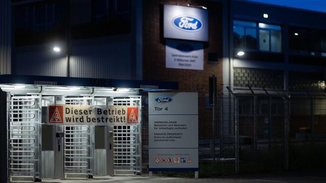 14 May 2025, North Rhine-Westphalia, Cologne: A banner reading "This plant is on strike!" hangs at Gate 4 during the first strike in the history of the Ford plants in Cologne. For the first time, there is a strike at the Ford plants in Cologne. The protest action against planned job cuts at the site with 11,500 employees is to begin on Wednesday morning and last until the end of the night shift on Thursday morning, according to IG Metall. Photo: Rolf Vennenbernd/dpa