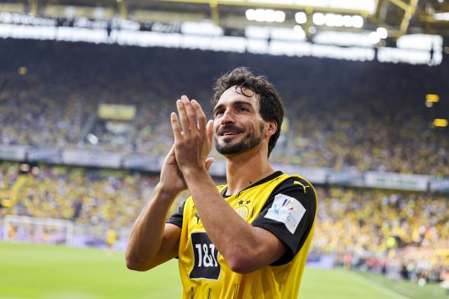 FILED - 07 September 2024, North Rhine-Westphalia, Dortmund: Former Borussia Dortmund player Mats Hummels waves to the spectators at his official farewell match at Signal Iduna Park. Photo: Christoph Reichwein/dpa