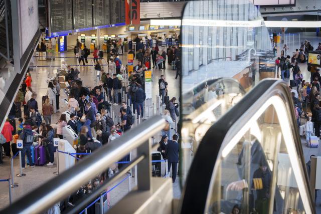 FILED - 05 April 2025, Hesse, Frankfurt/Main: Travelers are on the move in Terminal 1 at Rhine-Main Airport. Passenger numbers at Germany's Frankfurt Airport rose by 4.8% to 5.34 million in April year-over-year, the operator said on Tuesday. Photo: Andreas Arnold/dpa