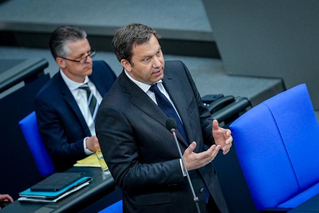 14 May 2025, Berlin: Lars Klingbeil (R), German Finance Minister, speaks during the government questioning in the plenary session of the Bundestag. Photo: Kay Nietfeld/dpa