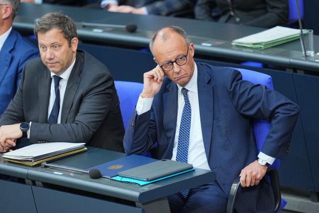 14 May 2025, Berlin: German Chancellor Friedrich Merz (R) and Lars Klingbeil, German Finance Minister, attend the plenary of the German Bundestag during the government questioning. Photo: Michael Kappeler/dpa