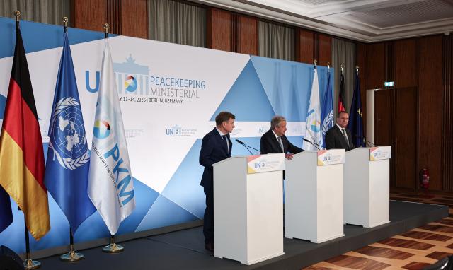 14 May 2025, Berlin: (R-L) Boris Pistorius, German Minister of Defence, Antonio Guterres, Secretary-General of the United Nations, and Johann Wadephul, German Foreign Minister, speak at a joint press conference of the UN Peacekeeping Ministerial 2025 in Berlin, which brings together representatives from over 130 countries to discuss the future of peacekeeping. Photo: Hannes P Albert/dpa