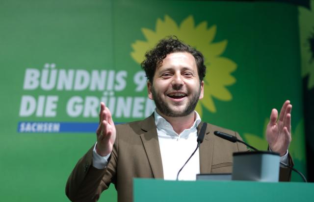 17 May 2025, Saxony, Neukieritzsch: Felix Banaszak, co-chairman of Alliance90/The Greens, speaks at the state assembly of the Saxon Green Party. A new state executive committee is to be elected there. Photo: Sebastian Willnow/dpa