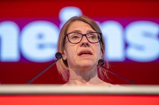 17 May 2025, Berlin: Franziska Brychcy, outgoing state chairwoman of the Left Party, speaks at the Berlin Left Party conference. Brychcy is no longer standing for election. Among other things, a new state executive will be elected at the Berlin Left Party conference. Photo: Christophe Gateau/dpa