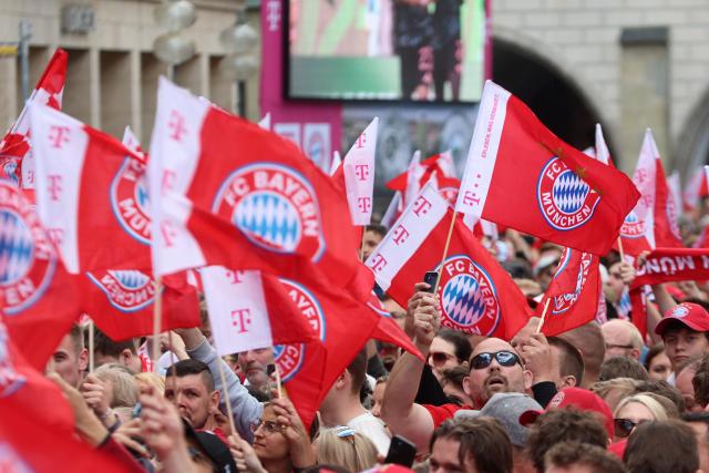 18 May 2025, Bavaria, Munich: FC Bayern Munich fans wait on Marienplatz for the start of the championship celebrations Photo: Karl-Josef Hildenbrand/dpa