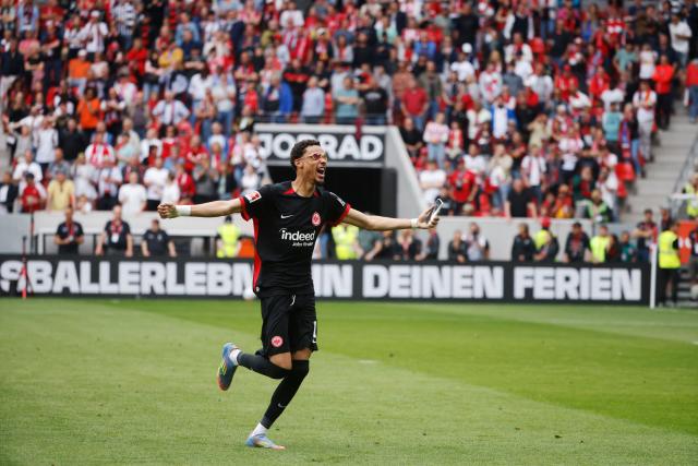 FILED - 17 May 2025, Baden-Wuerttemberg, Freiburg im Breisgau: Frankfurt's Hugo Ekitike celebrates scoring German Bundesliga soccer match between SC Freiburg and Eintracht Frankfurt at the Europa-Park Stadium.  Frankfurt's sporting director Markus Krösche hinted at a potential departure of top striker Hugo Ekitike this summer. Photo: Philipp von Ditfurth/dpa - IMPORTANT NOTE: In accordance with the regulations of the DFL German Football League and the DFB German Football Association, it is prohibited to utilize or have utilized photographs taken in the stadium and/or of the match in the form of sequential images and/or video-like photo series.