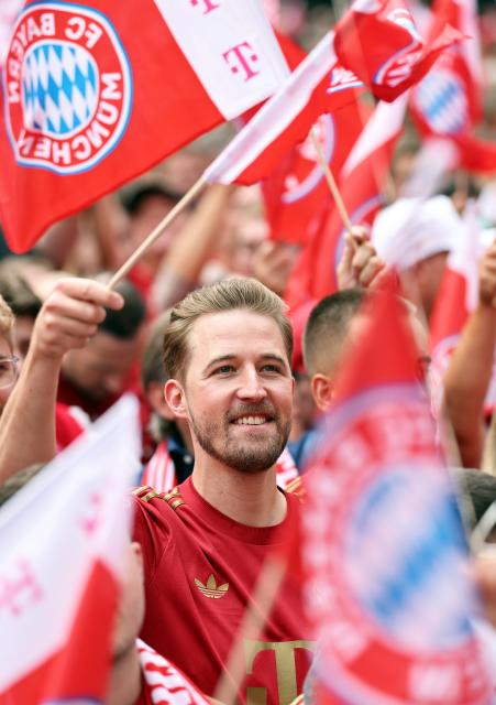 18 May 2025, Bavaria, Munich: Steffen Schultz, Harry Kane's double, stands on Marienplatz during the championship celebrations of Bayern Munich. Photo: Daniel Löb/dpa