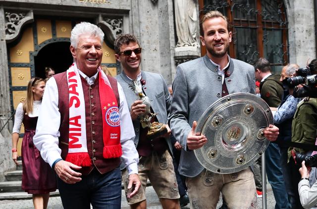 18 May 2025, Bavaria, Munich: Bayern Munich footballer Harry Kane (R) holds the German Bundesliga trophy as he arrives with Dieter Reiter (L), Lord Mayor of Munich, at the championship celebrations of Bayern Munich. Photo: Daniel Löb/dpa