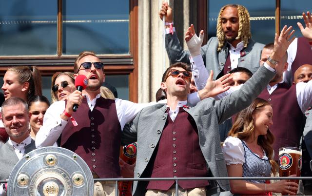 18 May 2025, Bavaria, Munich: Bayern Munich Harry Kane (C-L) and Thomas Mueller (C-R) stand on the Munich town hall balcony during the team's championship celebrations. Photo: Karl-Josef Hildenbrand/dpa
