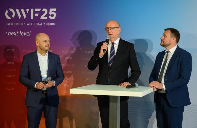 19 May 2025, Brandenburg, Bad Saarow: (L-R) Tilo Hacke, Member of the Management Board of Deutsche Kreditbank AG (DKB), Dietmar Woidke, Minister President of Brandenburg and Daniel Keller, Minister for Labor, Economic Affairs, Energy and Climate Protection in Brandenburg, take part in a press conference at the East German Economic Forum (OWF). Photo: Patrick Pleul/dpa