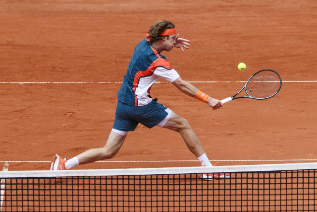 19 May 2025, Hamburg: Russian tennis player Andrey Rublev in action against Bosnia-Herzegovina's Damir Dzumhur during their men's singles round of 32 tennis match of the Hamburg European Open. Photo: Frank Molter/dpa